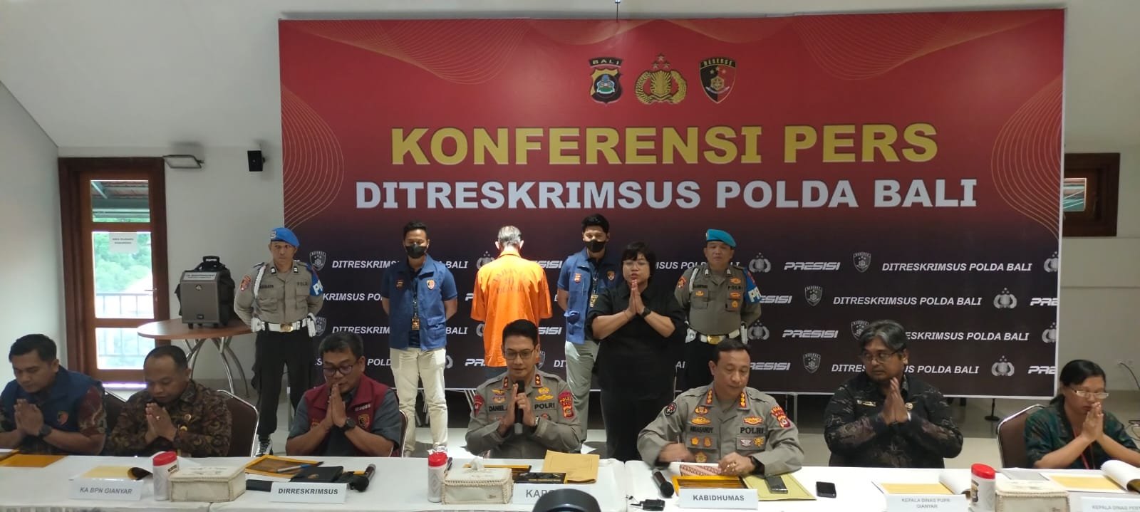 Kapolda Bali Irjen. Pol. Daniel Adityajaya S.H., S.I.K., M.Si., menyampaikan bahwa tersangka merupakan Direktur PT. Parq Ubud Partners, Direktur PT. Tommorow Land Development Bali, dan Direktur PT. Alfa Management Bali