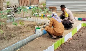 Bhabinkamtibmas Lembar Selatan Dorong Warga Kelola Lahan Pekarangan