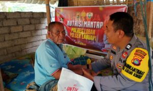Polsek Labuapi Distribusikan Bantuan Gizi di Karang Bongkot