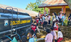 Polres Lombok Barat Salurkan 5.000 Liter Air Bersih, Wujud Kepedulian di Hari Bhayangkara Ke-79