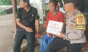 Polsek Sekotong Salurkan Bantuan Nutrisi di Dusun Sayong