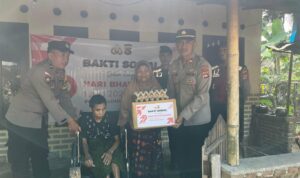 Lombok Barat, NTB – Dalam rangka menyambut Hari Bhayangkara ke-79 yang jatuh pada 1 Juli 2025, Polsek Sekotong, Polres Lombok Barat, Polda NTB, menggelar kegiatan bakti sosial di Dusun Bertong, Desa Cendimanik, Kecamatan Sekotong, Kabupaten Lombok Barat, pada Selasa (24/6/2025). A cara yang berlangsung mulai pukul 08.30 WITA ini menjadi wujud nyata kepedulian Polri terhadap masyarakat, khususnya mereka yang membutuhkan. Semangat Kebersamaan dalam Pengabdian Kegiatan bakti sosial ini dihadiri langsung oleh Kapolsek Sekotong IPTU I Ketut Suriarta, S.H., M.I.Kom., didampingi Kanit Binmas Polsek Sekotong AIPDA I Komang Sunantara, Ps. Kasium Polsek Sekotong AIPDA Amala, serta Bhabinkamtibmas Desa Cendimanik AIPDA Saepul Rahman. Sejumlah personel Polsek Sekotong turut hadir, berbaur dengan hangat bersama warga Dusun Bertong, Desa Cendimanik. Menurut IPTU I Ketut Suriarta, kegiatan ini adalah bagian dari komitmen Polri untuk selalu hadir di tengah masyarakat. "Bakti sosial ini merupakan bentuk pengabdian dan kepedulian kami dari Polsek Sekotong terhadap masyarakat, terutama bagi saudara-saudara kita penyandang disabilitas fisik, lumpuh, dan tunanetra," ujarnya. "Kami ingin mempererat hubungan antara Polri dan masyarakat, khususnya di Dusun Bertong ini." Bantuan Kursi Roda dan Sembako untuk Warga Disabilitas Fokus utama dari bakti sosial kali ini adalah memberikan dukungan kepada warga yang mengalami disabilitas. Dalam kesempatan tersebut, Polsek Sekotong menyerahkan bantuan berupa kursi roda dan sembako. Salah satu penerima bantuan adalah Saudara Hamdani, seorang remaja berusia 15 tahun, putra dari Bapak Mahyun dan Ibu Salmah, warga Dusun Bertong. Penyerahan bantuan ini diharapkan dapat meringankan beban dan meningkatkan kualitas hidup para penerima manfaat. Kursi roda yang diberikan akan mempermudah mobilitas Hamdani dalam beraktivitas sehari-hari, sementara bantuan sembako diharapkan dapat memenuhi kebutuhan dasar keluarga. Memupuk Sinergi dan Toleransi Menjelang Hari Bhayangkara ke-79 Kegiatan bakti sosial ini merupakan salah satu rangkaian penting dalam menyambut Hari Bhayangkara ke-79. Melalui kegiatan semacam ini, Polsek Sekotong tidak hanya menunjukkan komitmennya dalam menjaga keamanan dan ketertiban, tetapi juga dalam membangun sinergi yang kuat dengan masyarakat. Ini juga menjadi ajang untuk menumbuhkan nilai-nilai toleransi dan kepedulian, terutama terhadap mereka yang rentan dan membutuhkan uluran tangan. "Kami berharap kegiatan seperti ini dapat terus terlaksana dan memberikan dampak positif yang nyata bagi masyarakat," tambah IPTU I Ketut Suriarta. "Ini adalah wujud nyata bahwa Polri selalu ada untuk rakyat, siap melayani, mengayomi, dan melindungi." Kegiatan bakti sosial ini berjalan lancar, aman, dan tertib, berakhir pada pukul 10.15 WITA. Antusiasme warga dan kolaborasi antara Polri dengan masyarakat Dusun Bertong menjadi cerminan eratnya hubungan yang terjalin. Polsek Sekotong terus berkomitmen untuk memberikan pelayanan terbaik dan berkontribusi positif bagi kemajuan serta kesejahteraan masyarakat di wilayah Kecamatan Sekotong.