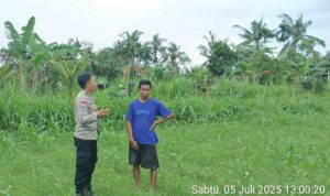Bhabinkamtibmas Cendi Manik Dorong Ketahanan Pangan Lewat Kunjungan ke Petani