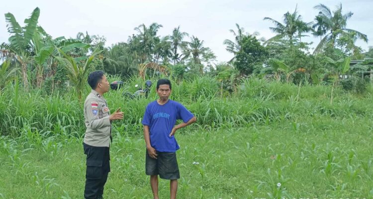 Bhabinkamtibmas Cendi Manik Dorong Ketahanan Pangan Lewat Kunjungan ke Petani
