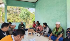 Bhabinkamtibmas Kedaro Kawal Penyaluran Bibit untuk Kemandirian Pangan Sekotong
