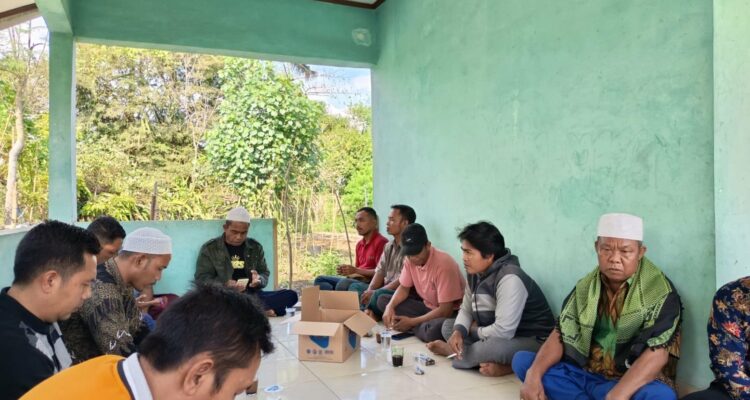 Bhabinkamtibmas Kedaro Kawal Penyaluran Bibit untuk Kemandirian Pangan Sekotong