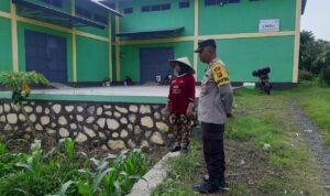 Bhabinkamtibmas Montong Are Dukung Ketahanan Pangan Lewat Pendampingan Petani