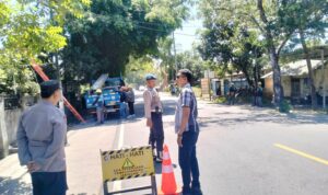 Polsek Lembar Amankan Pemangkasan Pohon di Dusun Batu Samban
