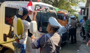 Tugu Tank Gerung Jadi Titik Patriotisme: Polantas Bagikan Bendera Merah Putih