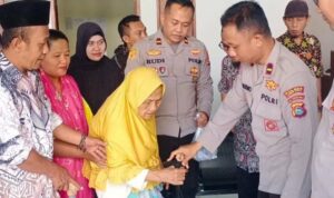 Peduli Mantap Polres Lombok Barat: Bantuan Tongkat Bagi Warga Sakit dan Lansia