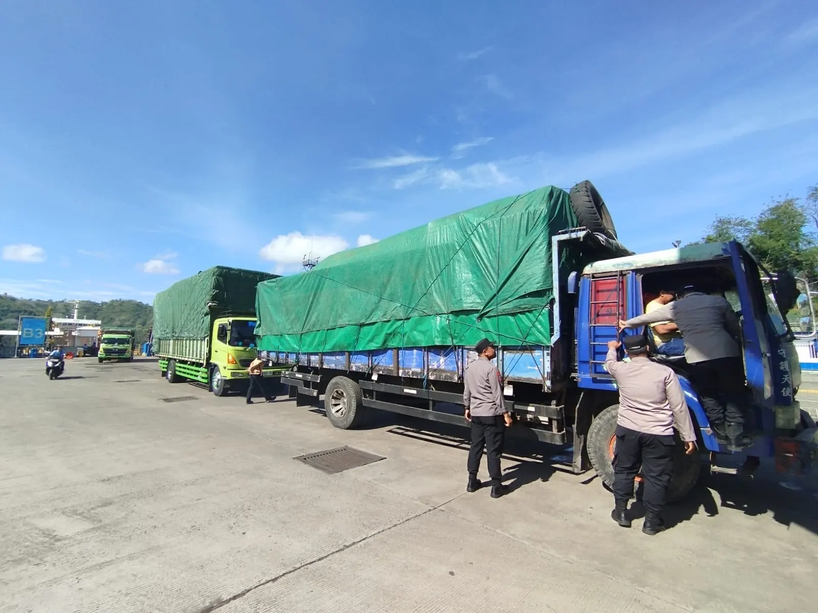 Polsek Kawasan Pelabuhan Lembar Jaga Ketertiban Bongkaran Kapal dari Jangkar